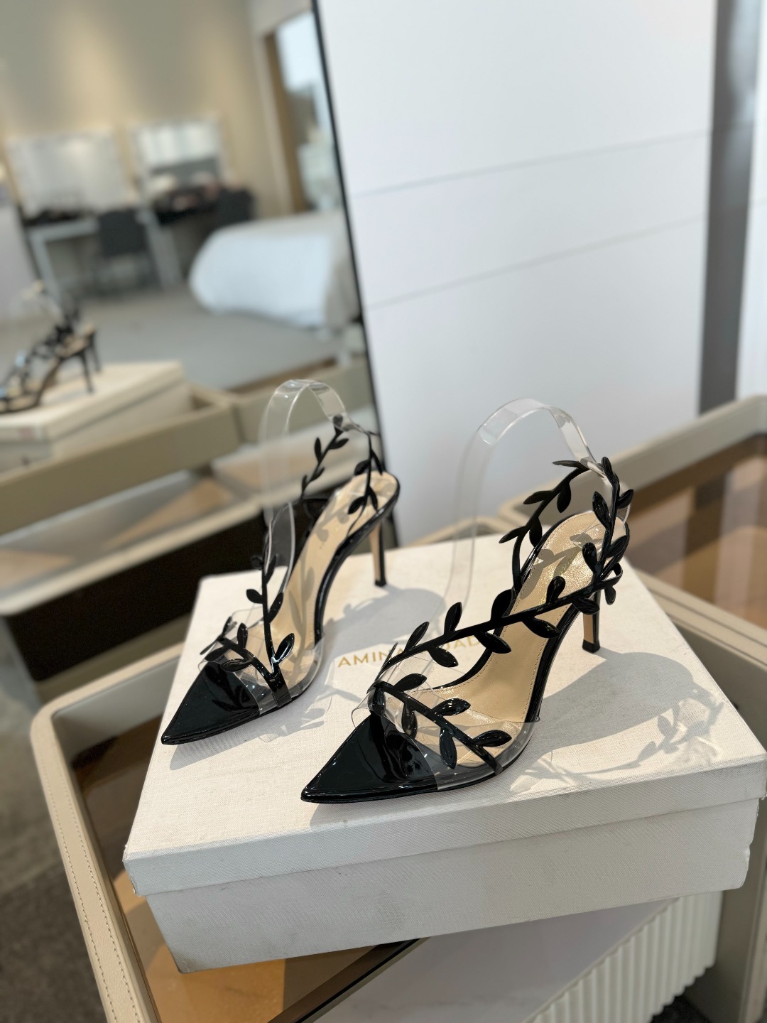 Gianvitorossi2025新款凉鞋顶级版本代购品质这双尖头高跟漆皮树叶装饰女鞋简直是我的心头爱!