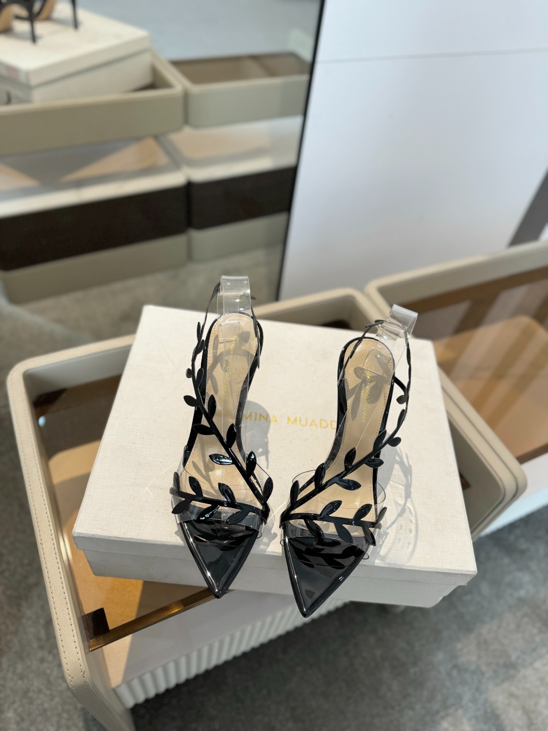 Gianvitorossi2025新款凉鞋顶级版本代购品质这双尖头高跟漆皮树叶装饰女鞋简直是我的心头爱!