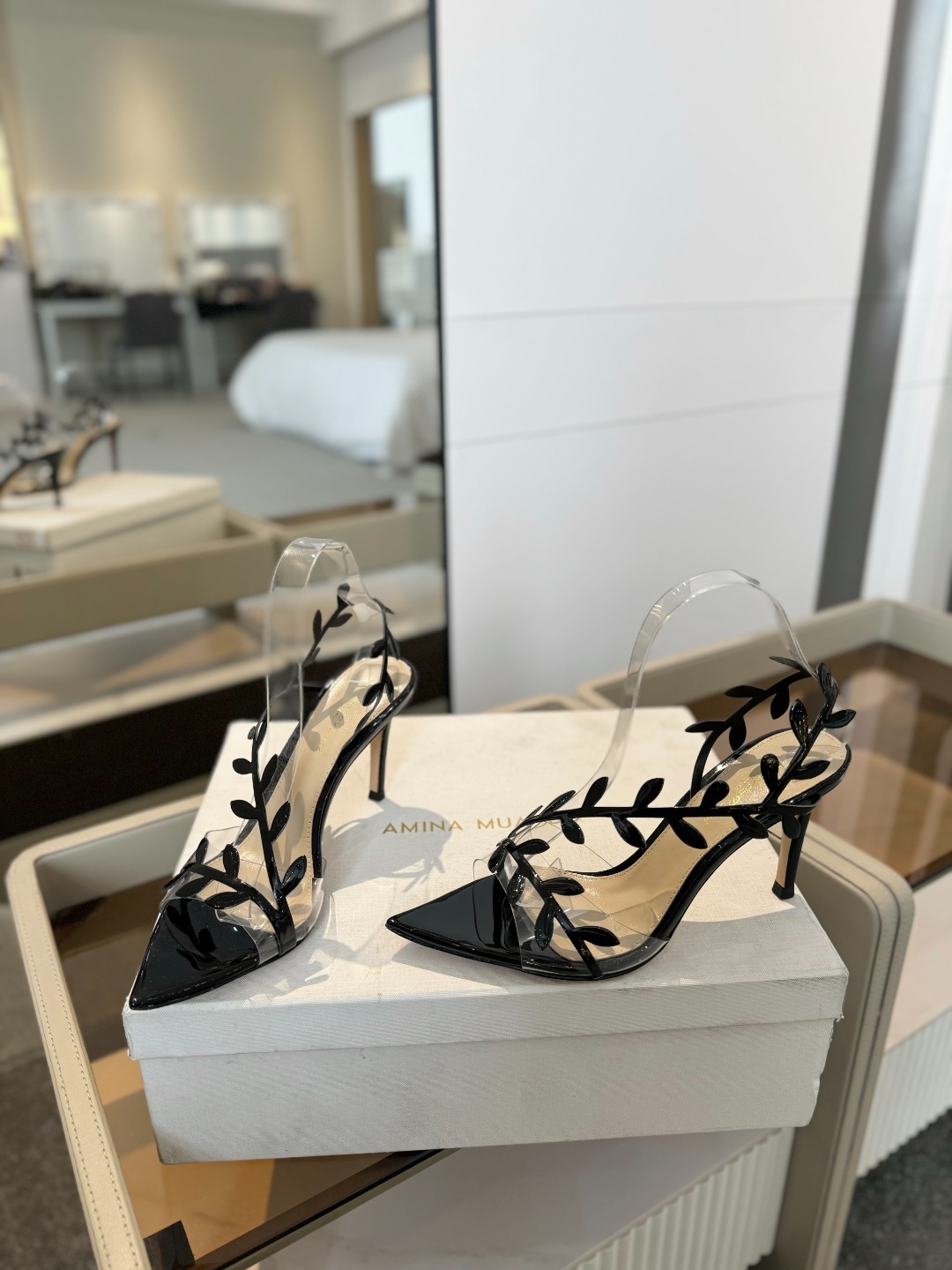Gianvitorossi2025新款凉鞋顶级版本代购品质这双尖头高跟漆皮树叶装饰女鞋简直是我的心头爱!