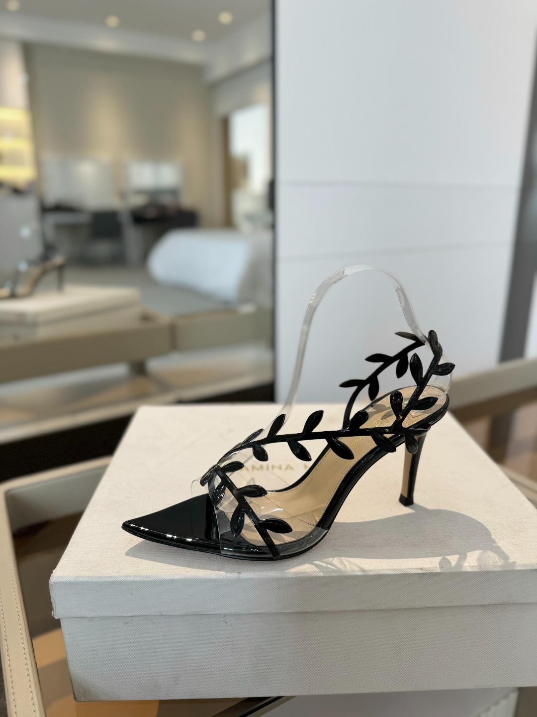 Gianvitorossi2025新款凉鞋顶级版本代购品质这双尖头高跟漆皮树叶装饰女鞋简直是我的心头爱!