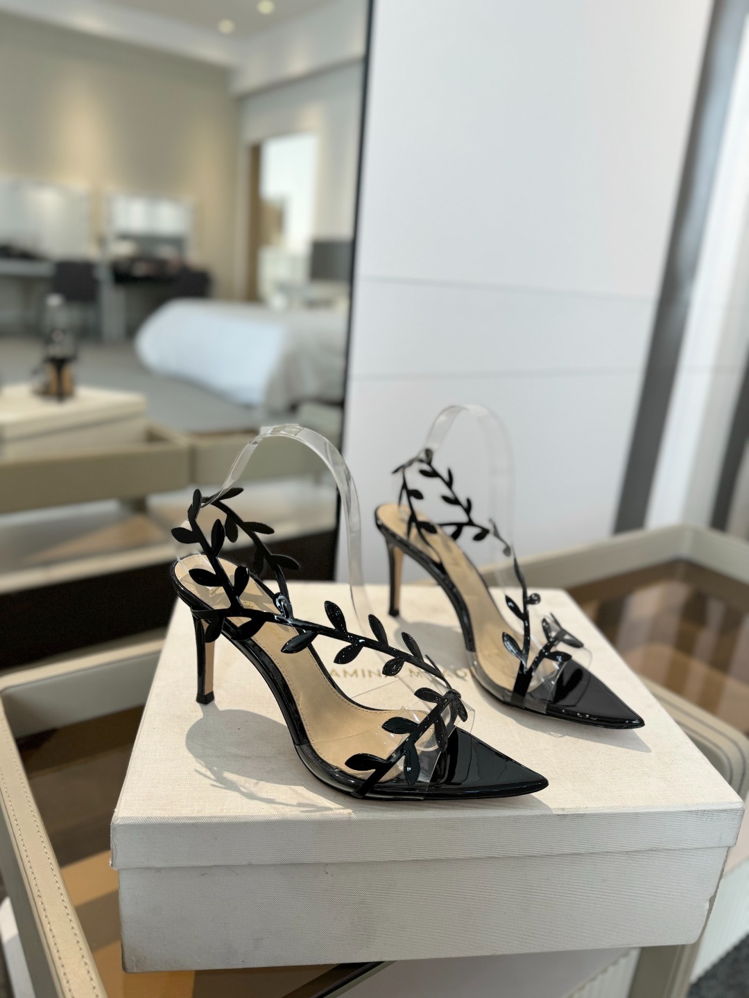 Gianvitorossi2025新款凉鞋顶级版本代购品质这双尖头高跟漆皮树叶装饰女鞋简直是我的心头爱!