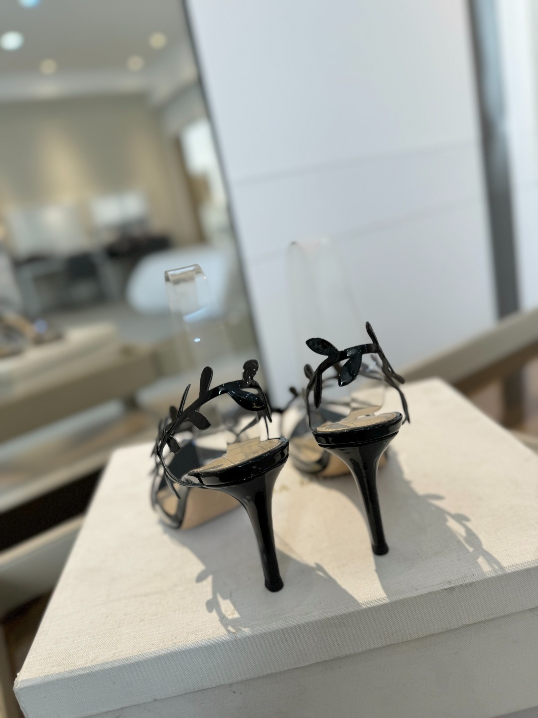 Gianvitorossi2025新款凉鞋顶级版本代购品质这双尖头高跟漆皮树叶装饰女鞋简直是我的心头爱!