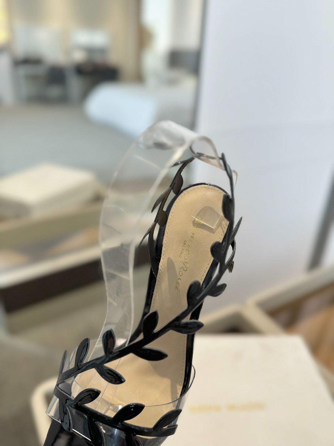 Gianvitorossi2025新款凉鞋顶级版本代购品质这双尖头高跟漆皮树叶装饰女鞋简直是我的心头爱!