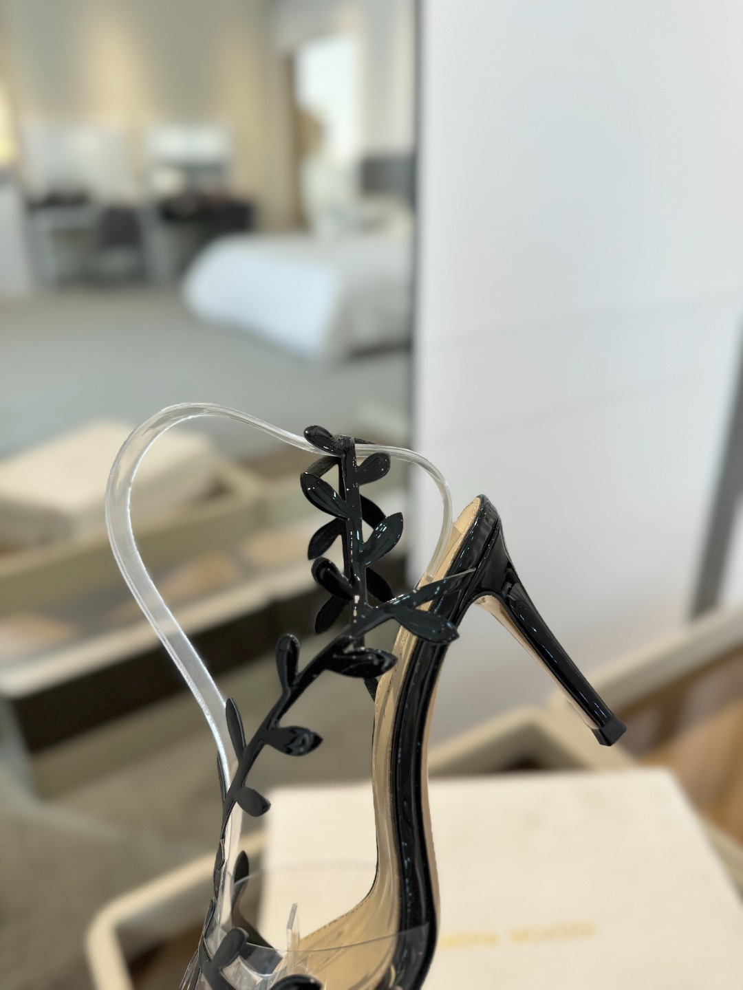 Gianvitorossi2025新款凉鞋顶级版本代购品质这双尖头高跟漆皮树叶装饰女鞋简直是我的心头爱!