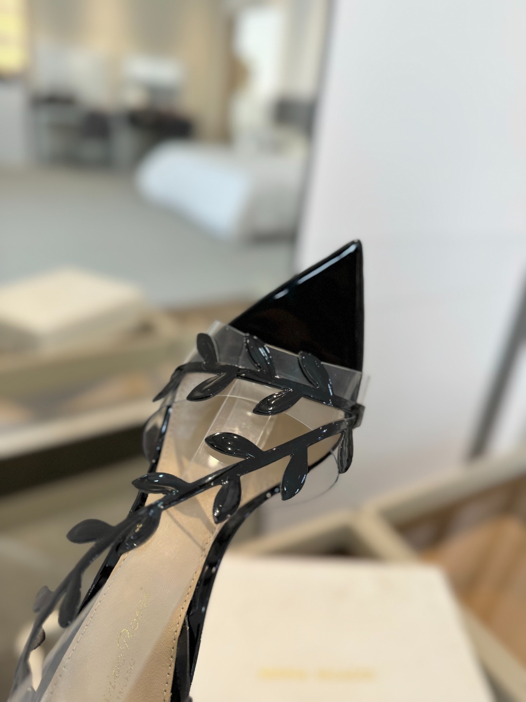 Gianvitorossi2025新款凉鞋顶级版本代购品质这双尖头高跟漆皮树叶装饰女鞋简直是我的心头爱!