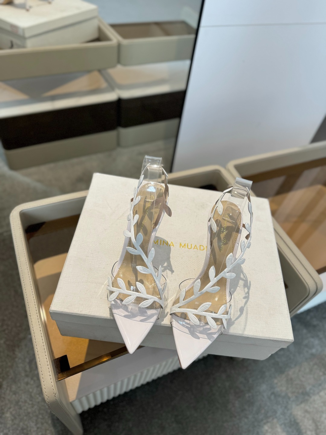 Gianvitorossi2025新款凉鞋顶级版本代购品质这双尖头高跟漆皮树叶装饰女鞋简直是我的心头爱!