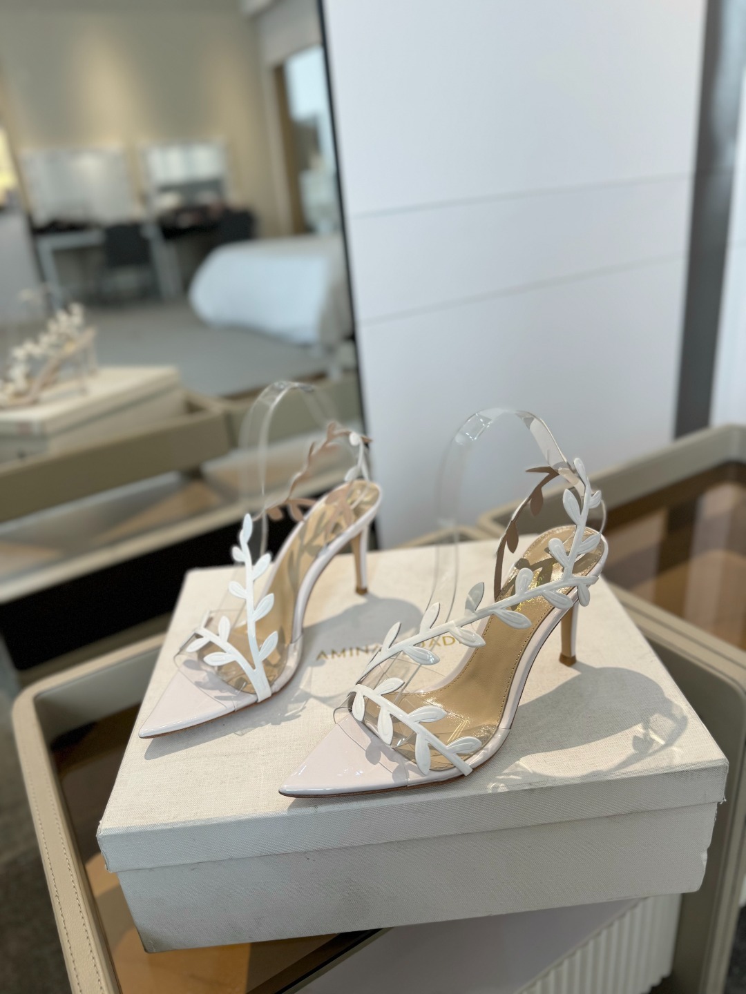 Gianvitorossi2025新款凉鞋顶级版本代购品质这双尖头高跟漆皮树叶装饰女鞋简直是我的心头爱!
