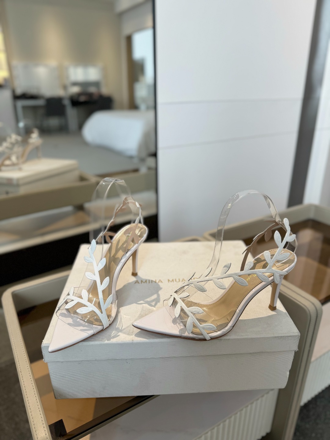 Gianvitorossi2025新款凉鞋顶级版本代购品质这双尖头高跟漆皮树叶装饰女鞋简直是我的心头爱!