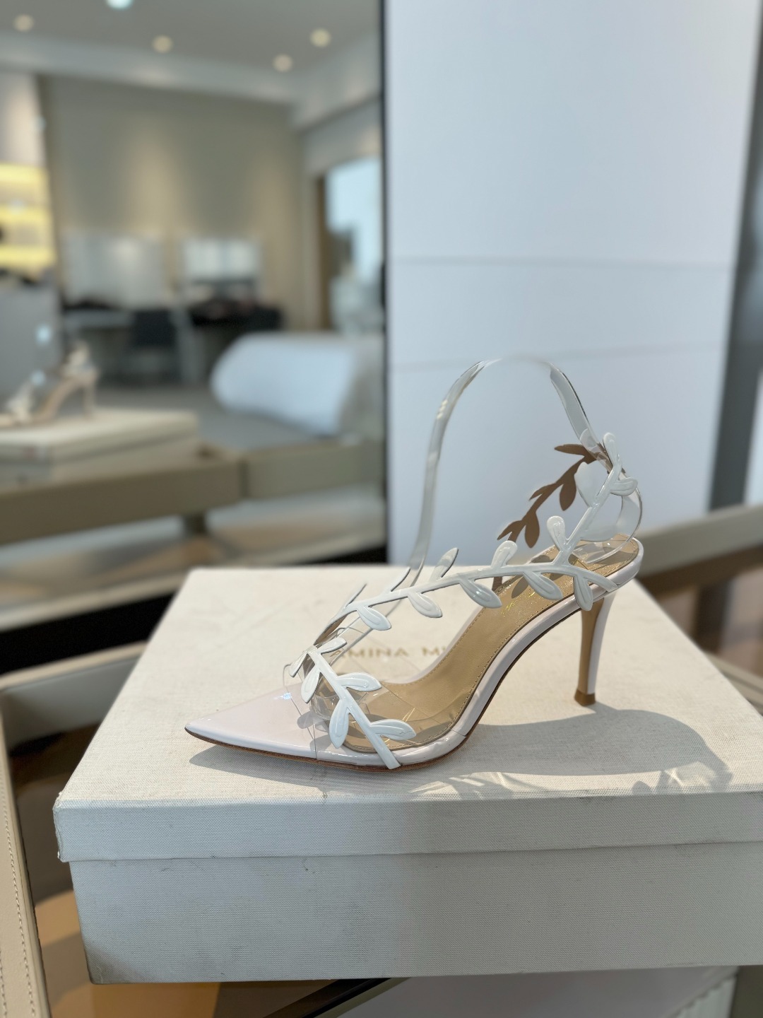 Gianvitorossi2025新款凉鞋顶级版本代购品质这双尖头高跟漆皮树叶装饰女鞋简直是我的心头爱!
