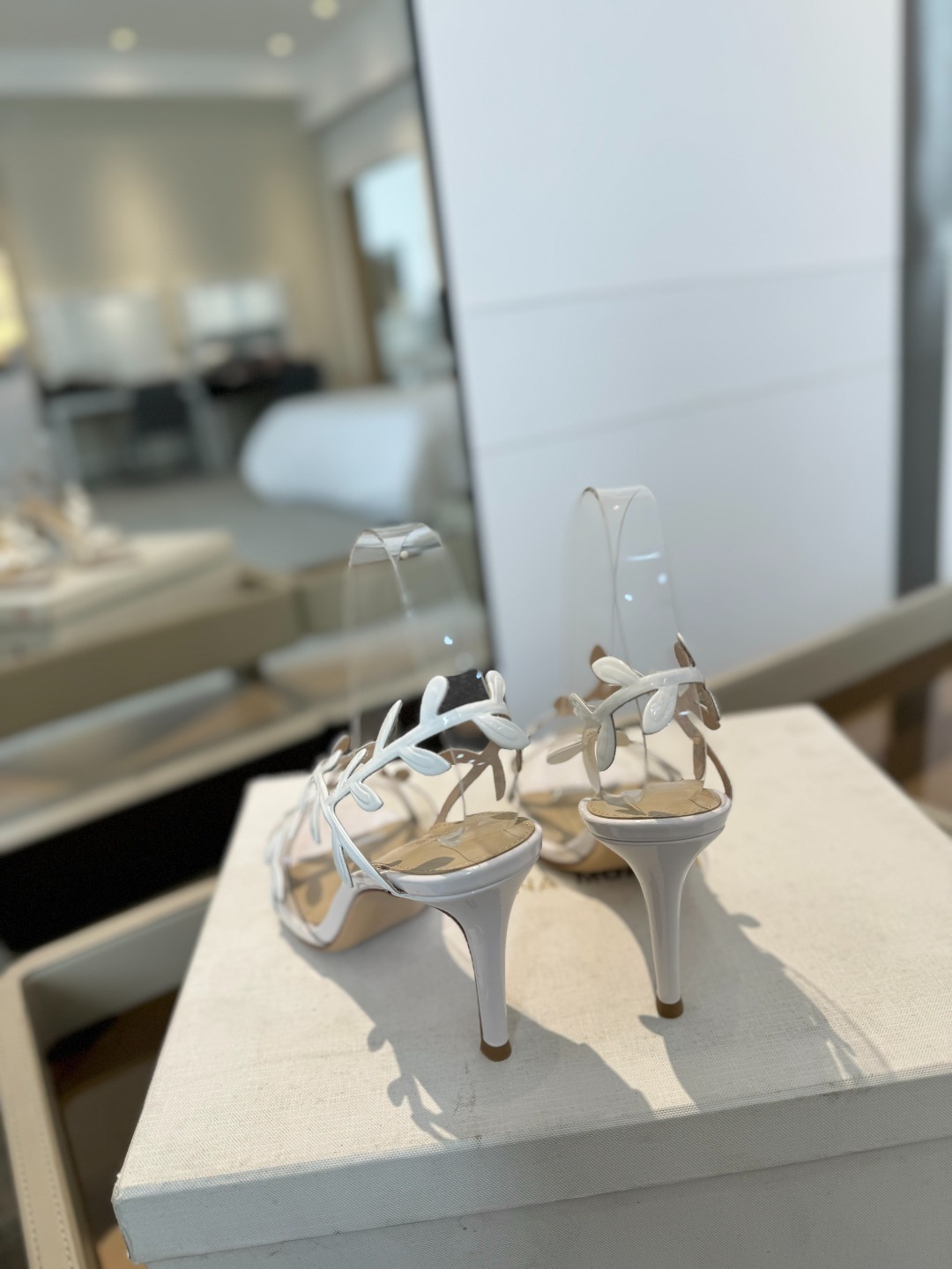 Gianvitorossi2025新款凉鞋顶级版本代购品质这双尖头高跟漆皮树叶装饰女鞋简直是我的心头爱!