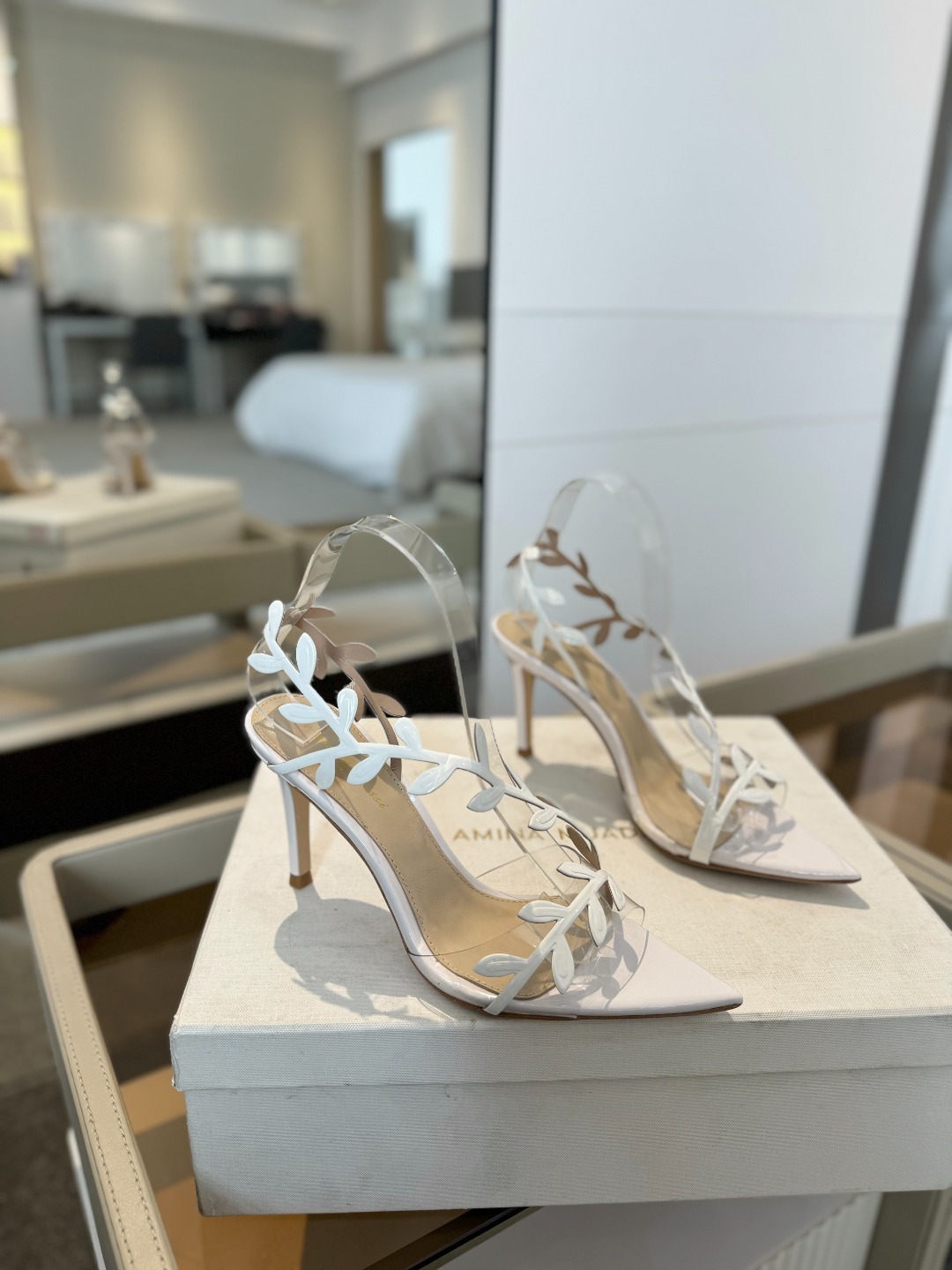 Gianvitorossi2025新款凉鞋顶级版本代购品质这双尖头高跟漆皮树叶装饰女鞋简直是我的心头爱!