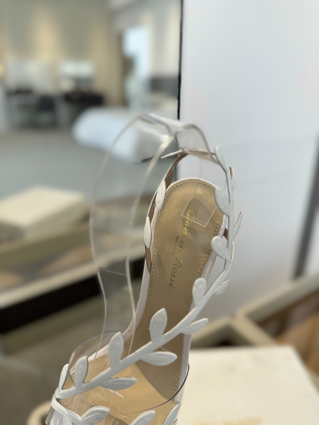 Gianvitorossi2025新款凉鞋顶级版本代购品质这双尖头高跟漆皮树叶装饰女鞋简直是我的心头爱!