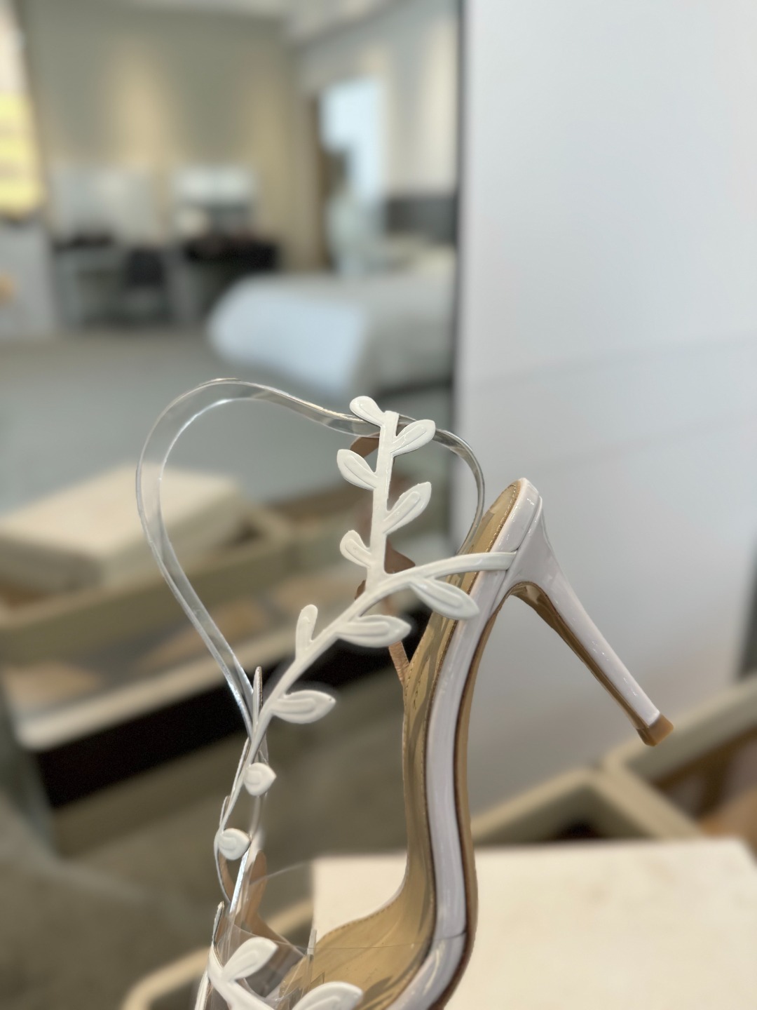 Gianvitorossi2025新款凉鞋顶级版本代购品质这双尖头高跟漆皮树叶装饰女鞋简直是我的心头爱!