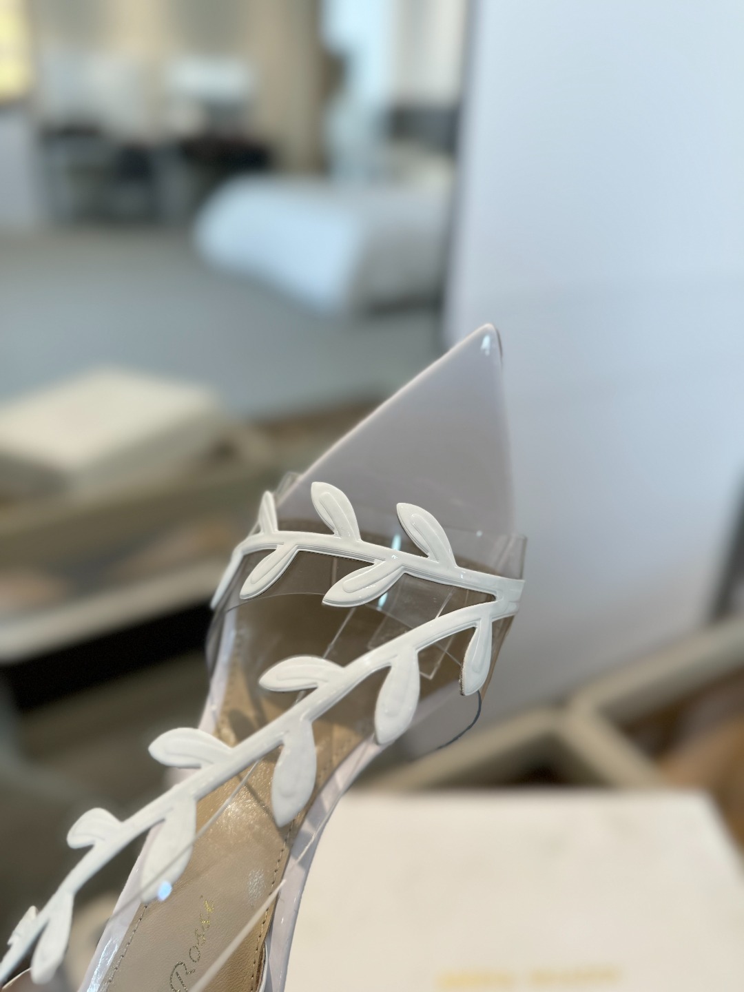 Gianvitorossi2025新款凉鞋顶级版本代购品质这双尖头高跟漆皮树叶装饰女鞋简直是我的心头爱!