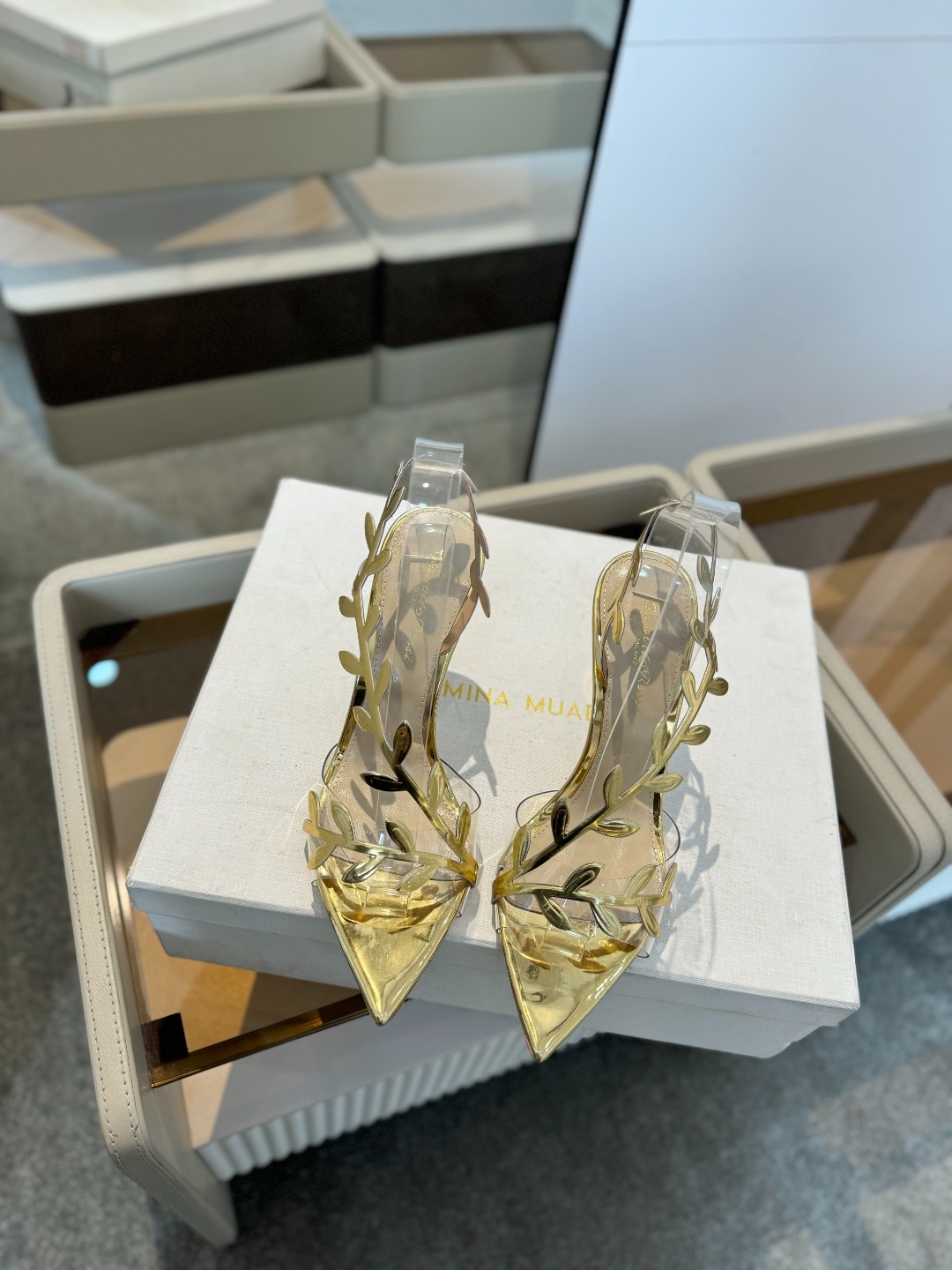 Gianvitorossi2025新款凉鞋顶级版本代购品质这双尖头高跟漆皮树叶装饰女鞋简直是我的心头爱!