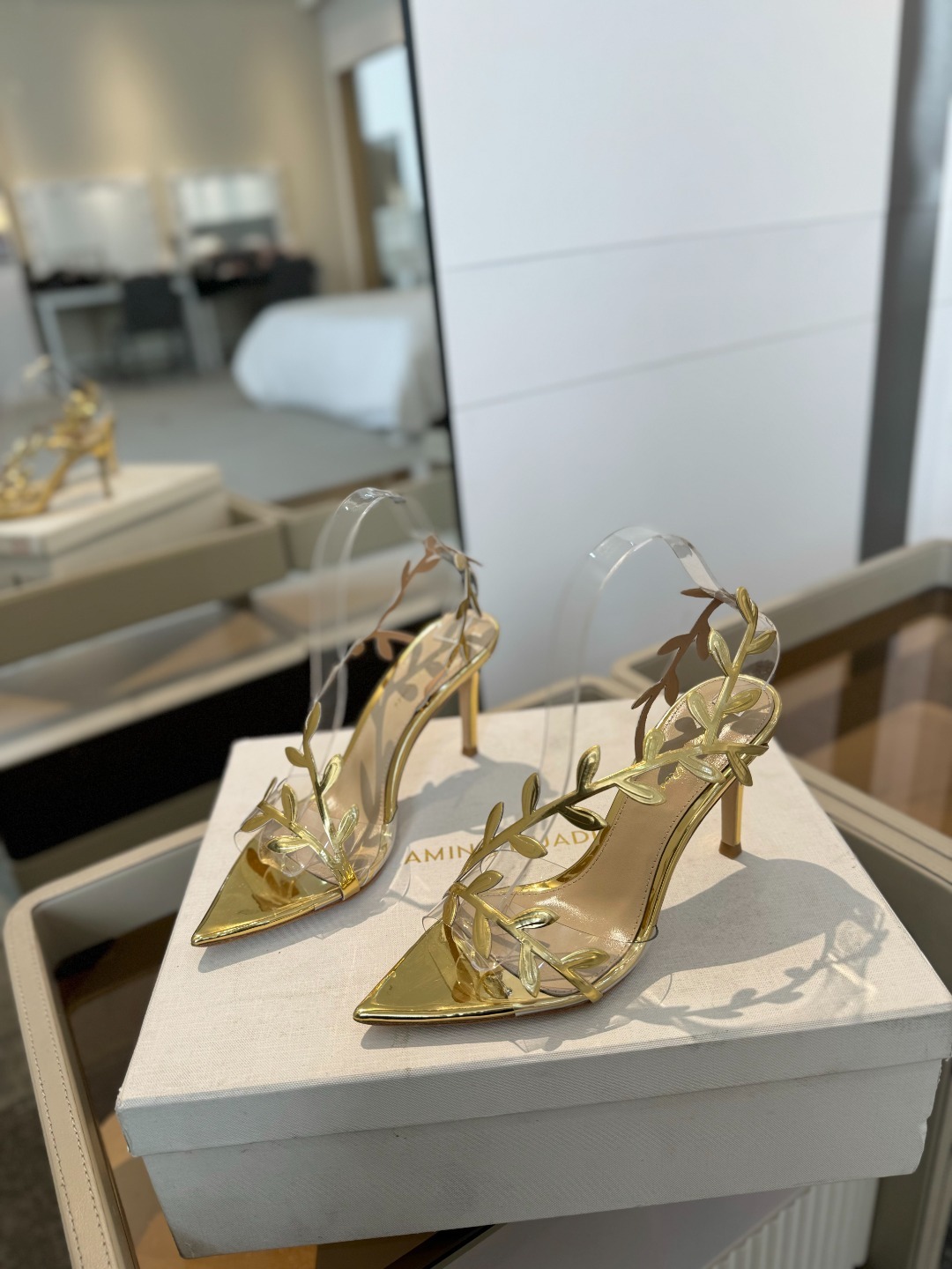 Gianvitorossi2025新款凉鞋顶级版本代购品质这双尖头高跟漆皮树叶装饰女鞋简直是我的心头爱!