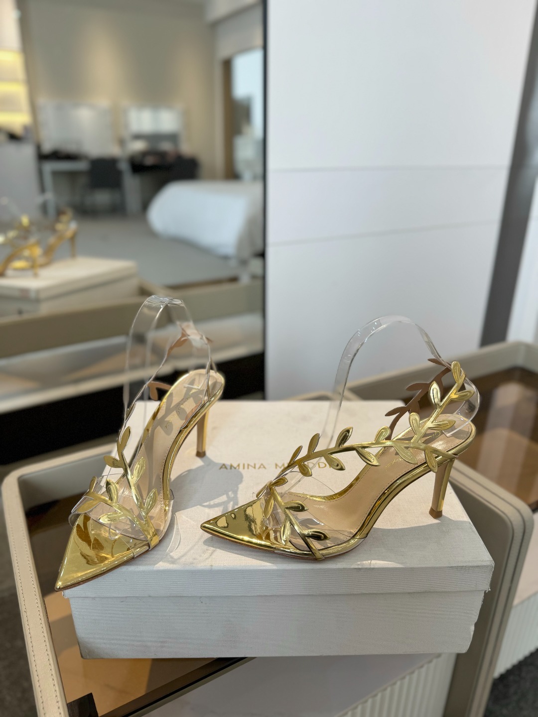 Gianvitorossi2025新款凉鞋顶级版本代购品质这双尖头高跟漆皮树叶装饰女鞋简直是我的心头爱!