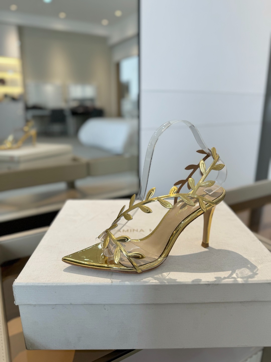 Gianvitorossi2025新款凉鞋顶级版本代购品质这双尖头高跟漆皮树叶装饰女鞋简直是我的心头爱!