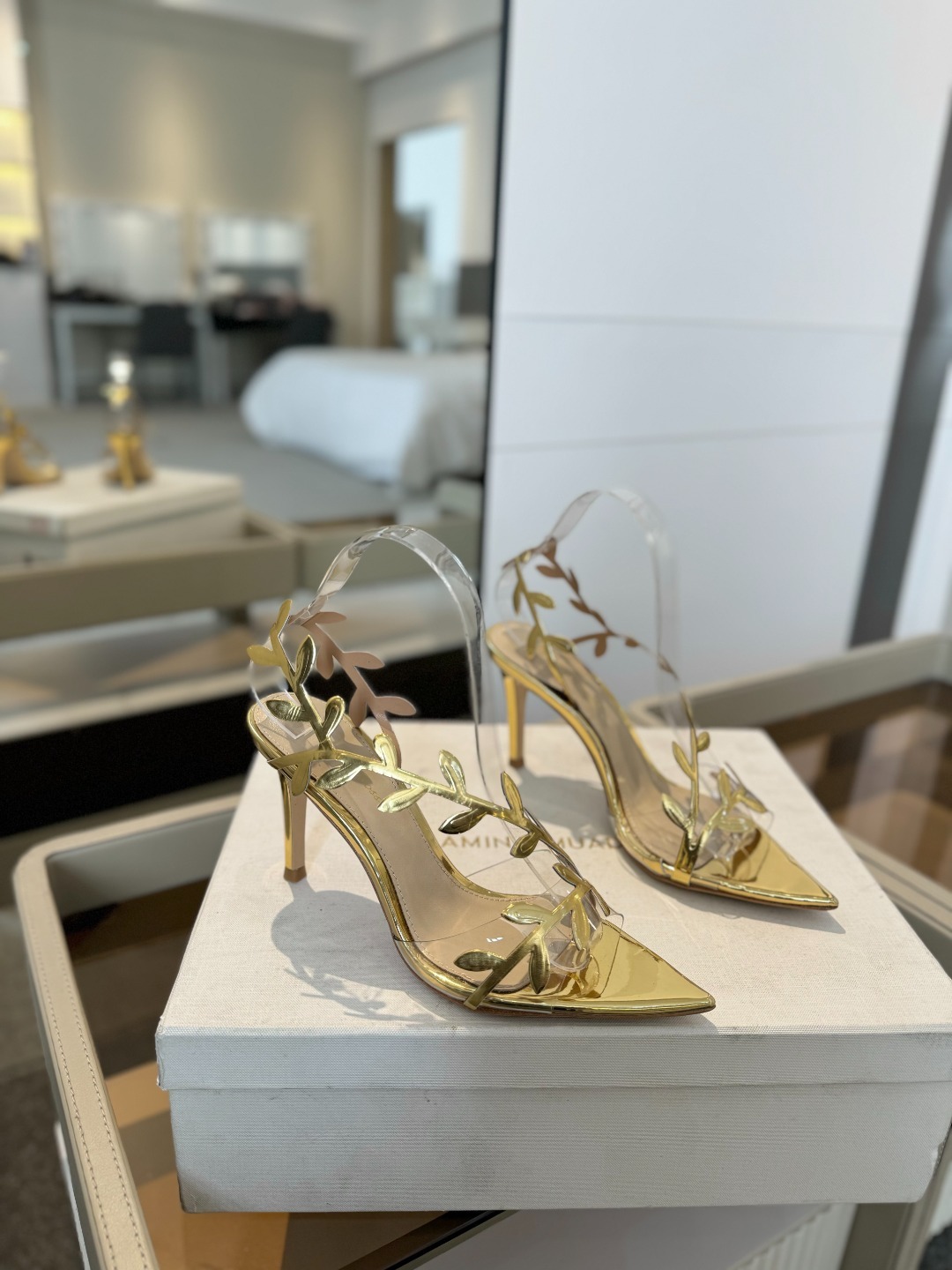 Gianvitorossi2025新款凉鞋顶级版本代购品质这双尖头高跟漆皮树叶装饰女鞋简直是我的心头爱!