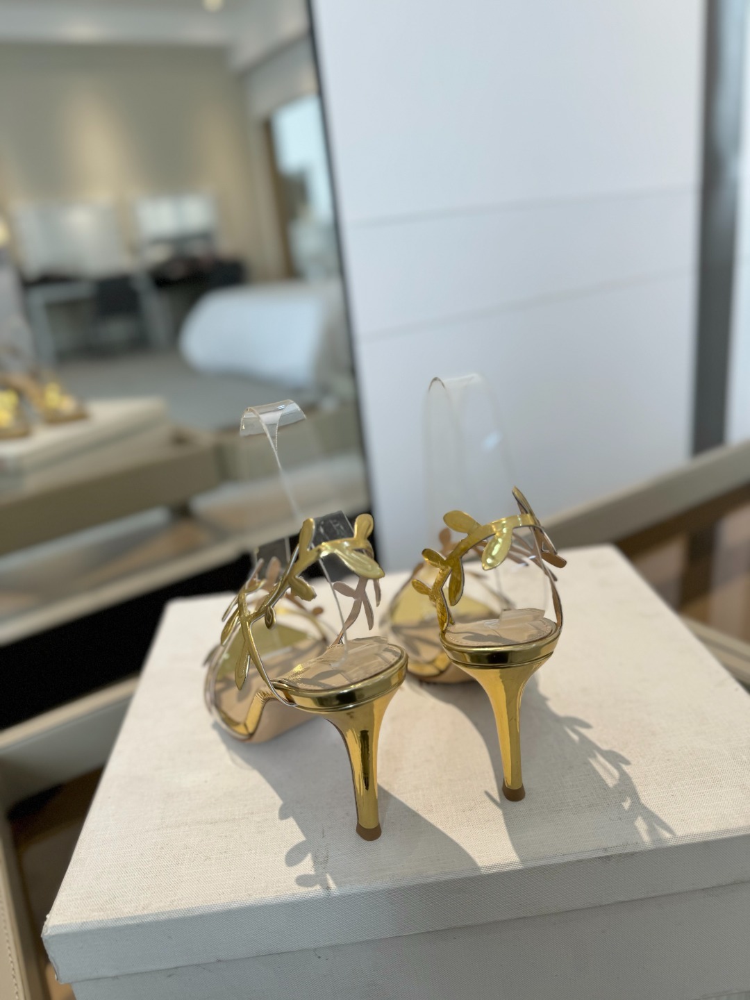 Gianvitorossi2025新款凉鞋顶级版本代购品质这双尖头高跟漆皮树叶装饰女鞋简直是我的心头爱!