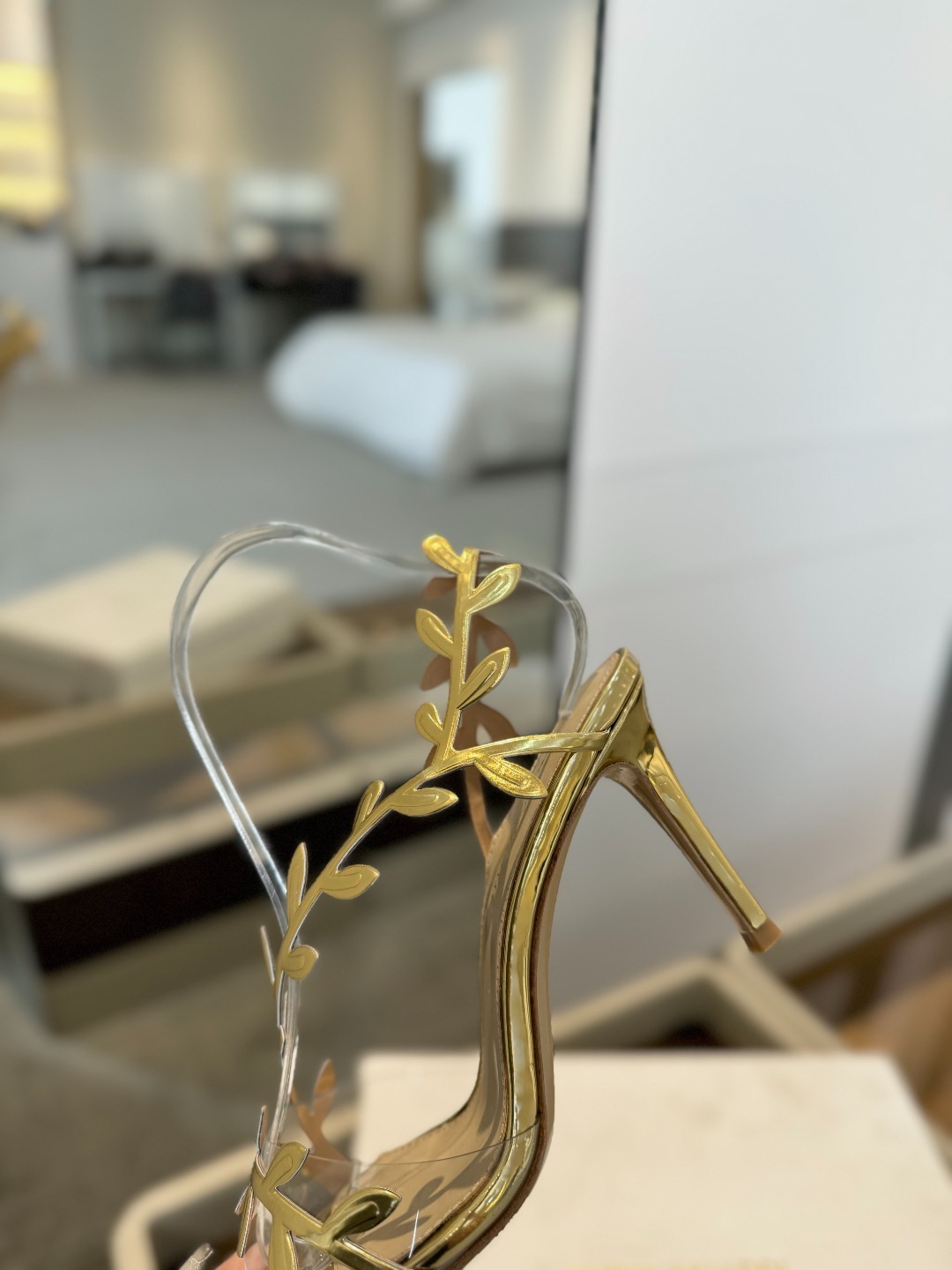 Gianvitorossi2025新款凉鞋顶级版本代购品质这双尖头高跟漆皮树叶装饰女鞋简直是我的心头爱!