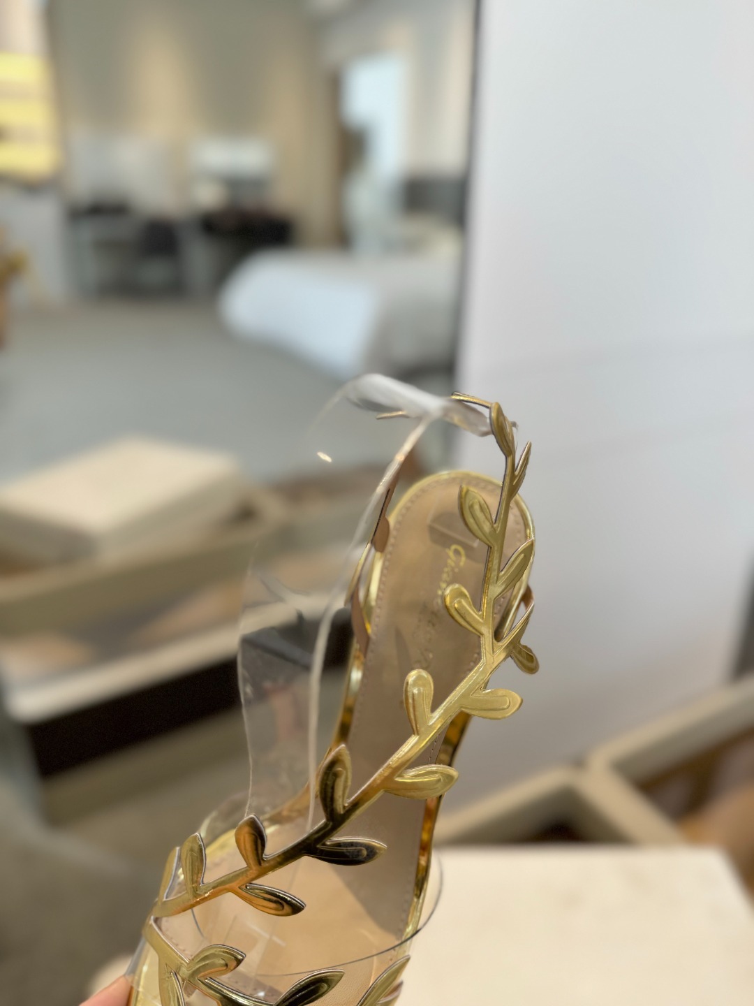 Gianvitorossi2025新款凉鞋顶级版本代购品质这双尖头高跟漆皮树叶装饰女鞋简直是我的心头爱!