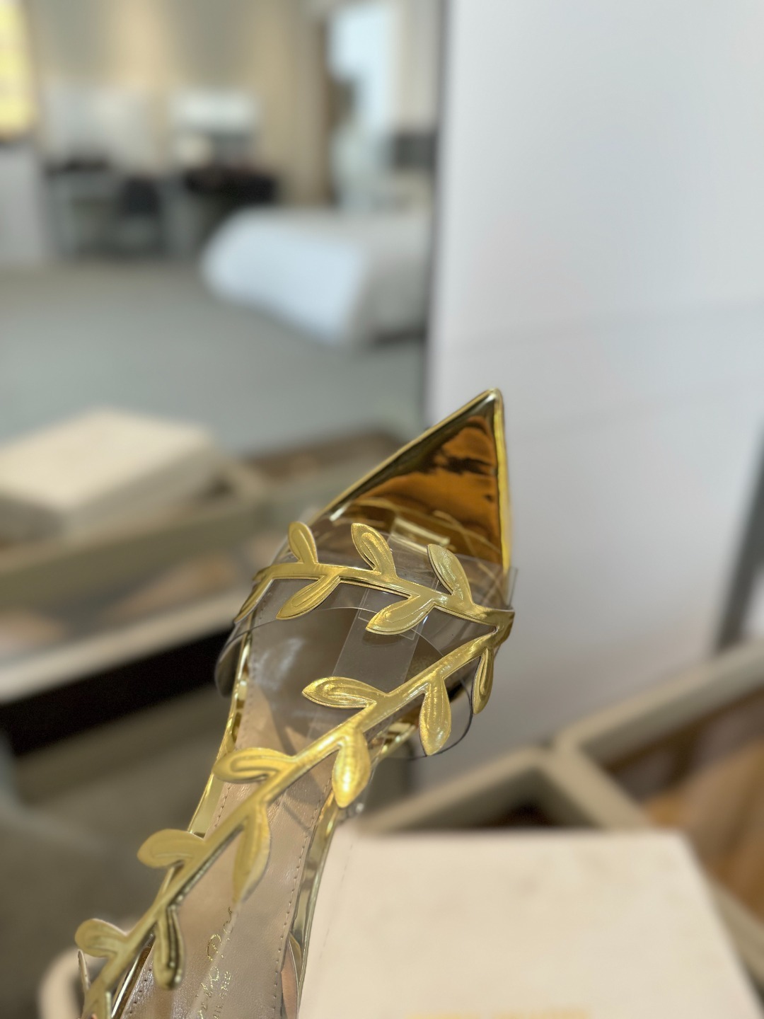 Gianvitorossi2025新款凉鞋顶级版本代购品质这双尖头高跟漆皮树叶装饰女鞋简直是我的心头爱!