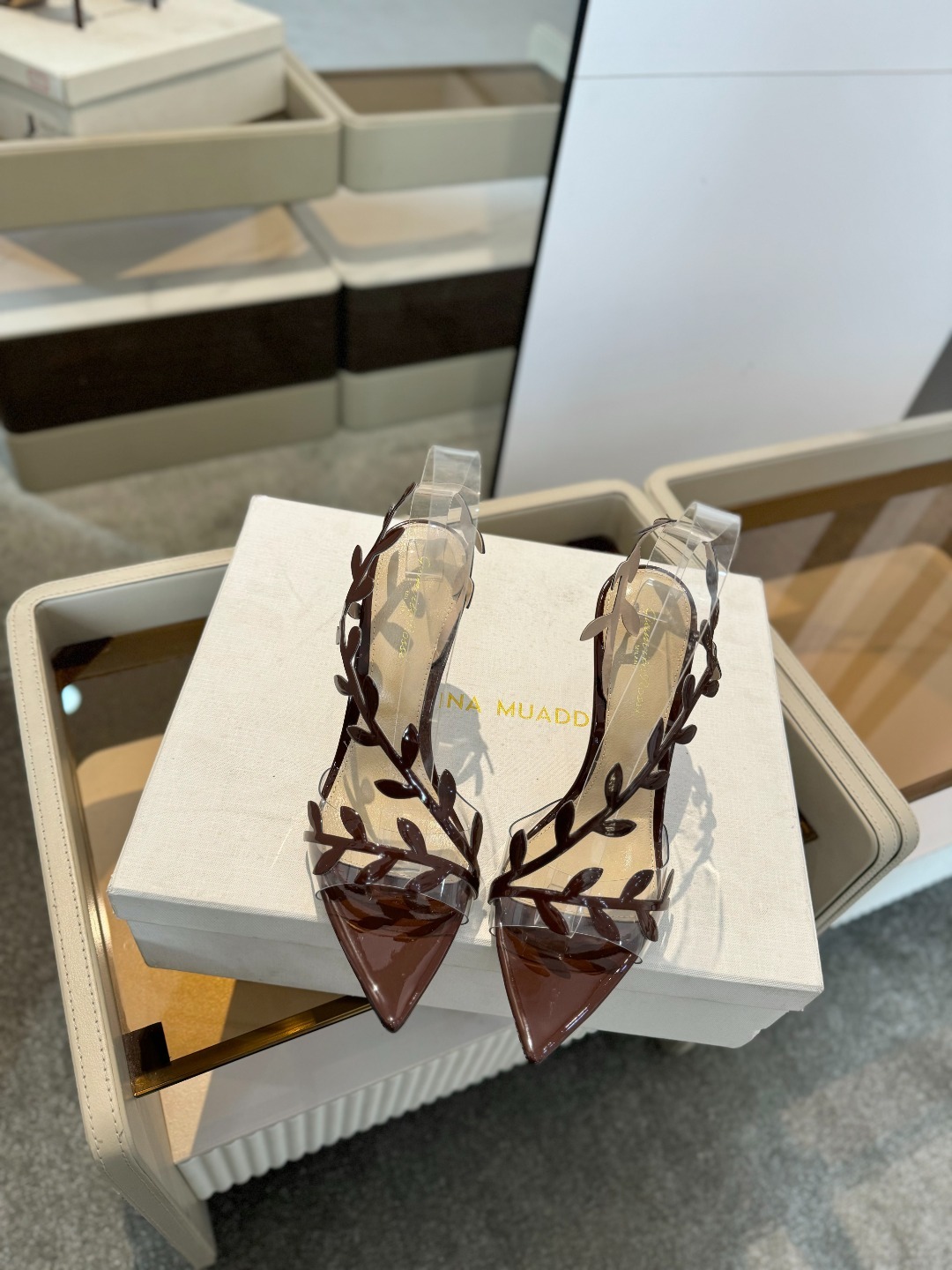 Gianvitorossi2025新款凉鞋顶级版本代购品质这双尖头高跟漆皮树叶装饰女鞋简直是我的心头爱!