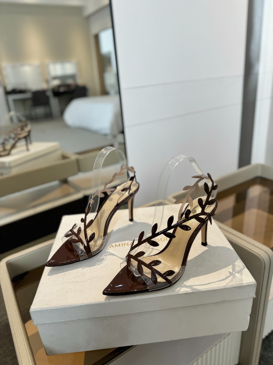 Gianvitorossi2025新款凉鞋顶级版本代购品质这双尖头高跟漆皮树叶装饰女鞋简直是我的心头爱!
