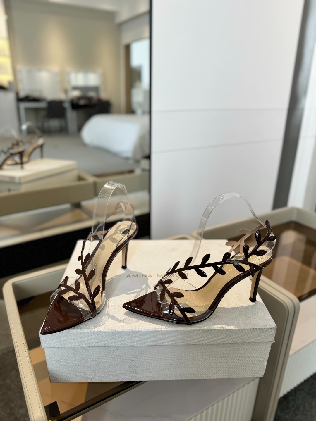 Gianvitorossi2025新款凉鞋顶级版本代购品质这双尖头高跟漆皮树叶装饰女鞋简直是我的心头爱!