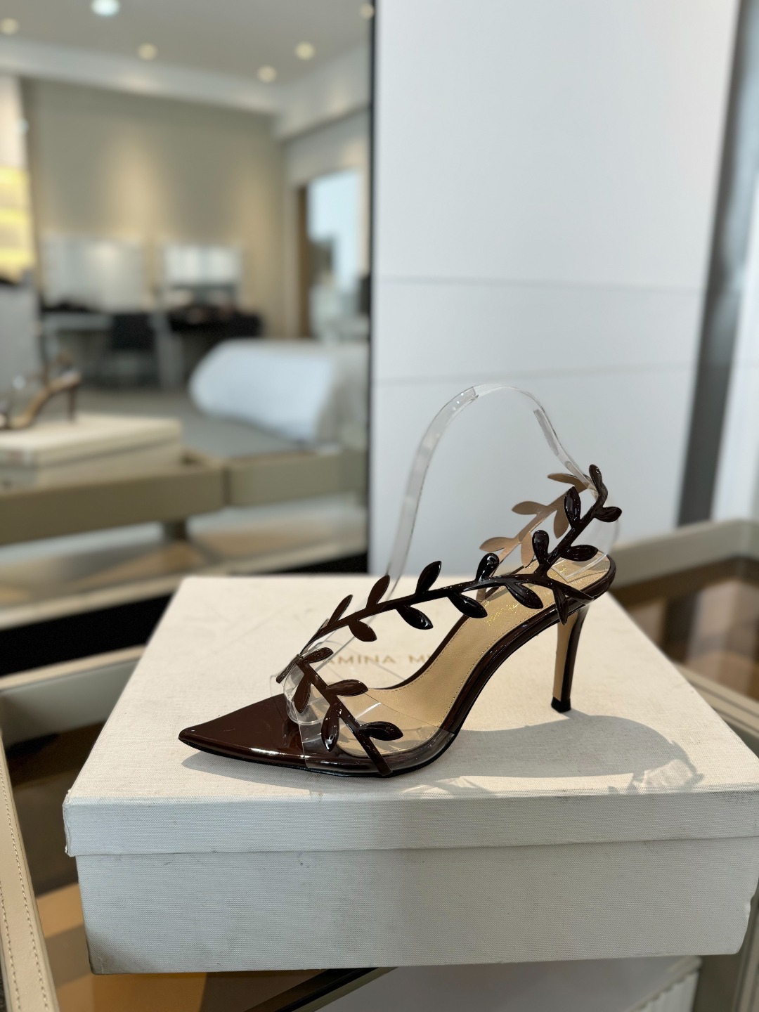 Gianvitorossi2025新款凉鞋顶级版本代购品质这双尖头高跟漆皮树叶装饰女鞋简直是我的心头爱!