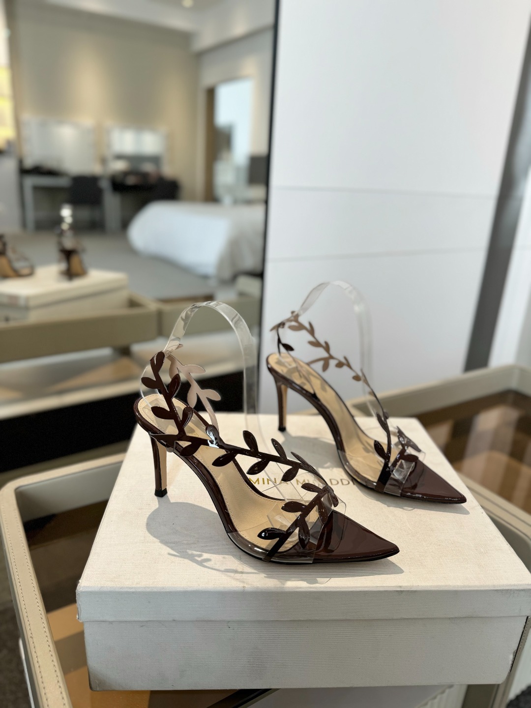 Gianvitorossi2025新款凉鞋顶级版本代购品质这双尖头高跟漆皮树叶装饰女鞋简直是我的心头爱!