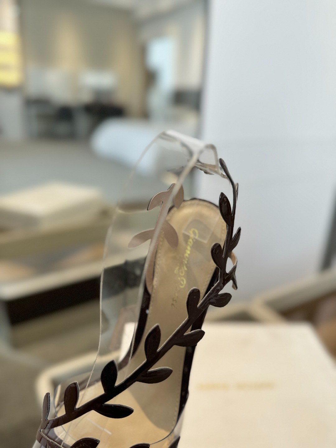 Gianvitorossi2025新款凉鞋顶级版本代购品质这双尖头高跟漆皮树叶装饰女鞋简直是我的心头爱!