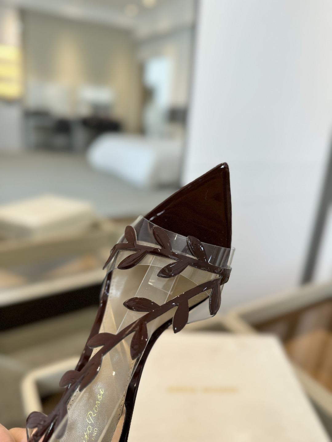 Gianvitorossi2025新款凉鞋顶级版本代购品质这双尖头高跟漆皮树叶装饰女鞋简直是我的心头爱!