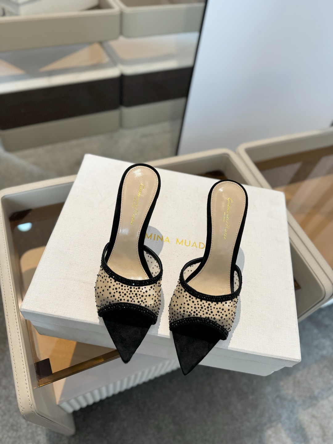Gianvito rossi
👠2025 新款拖鞋顶级版本,代购品质!👡施华洛奇水钻尖头高跟拖鞋,宛