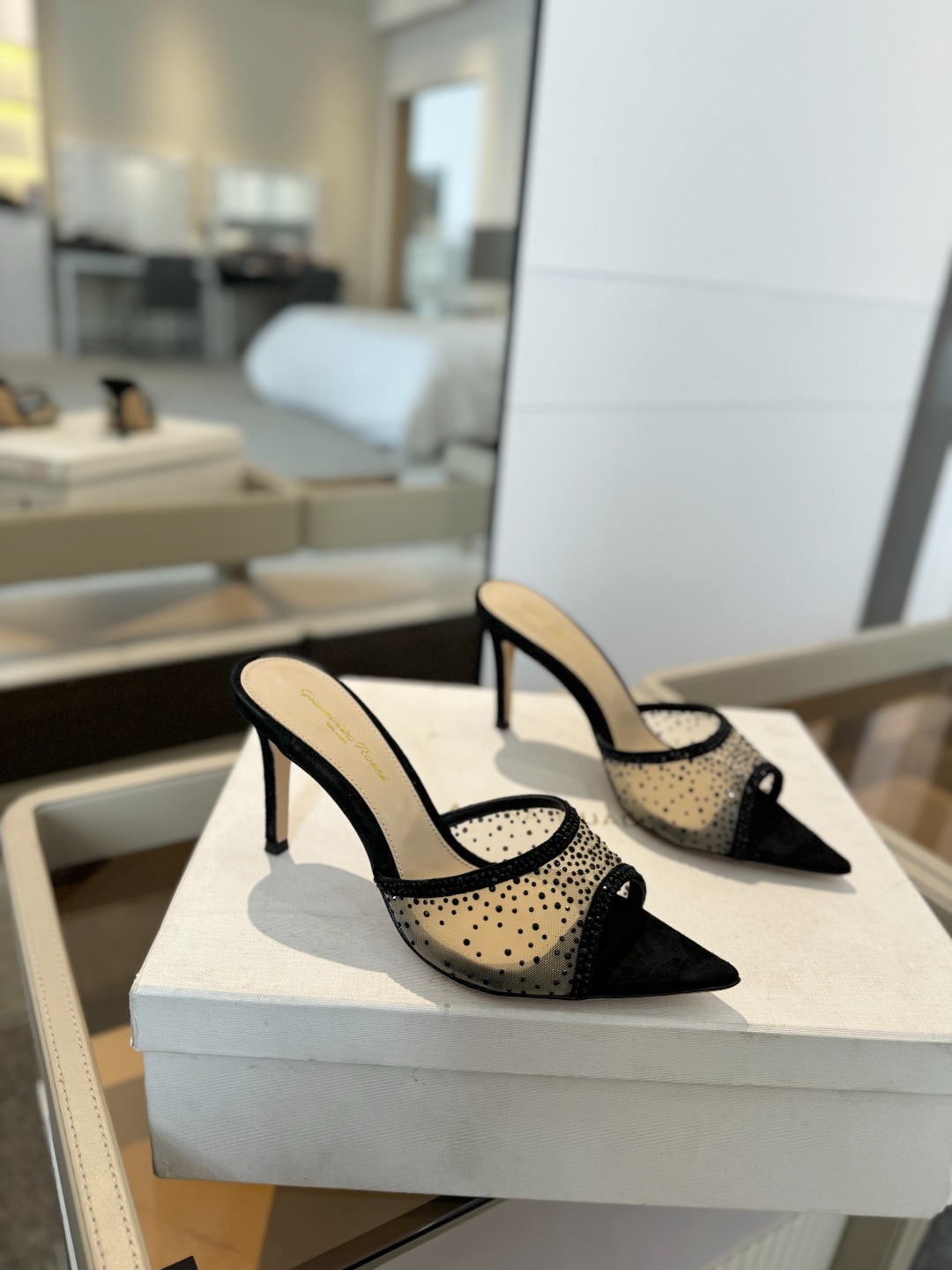 Gianvito rossi
👠2025 新款拖鞋顶级版本,代购品质!👡施华洛奇水钻尖头高跟拖鞋,宛
