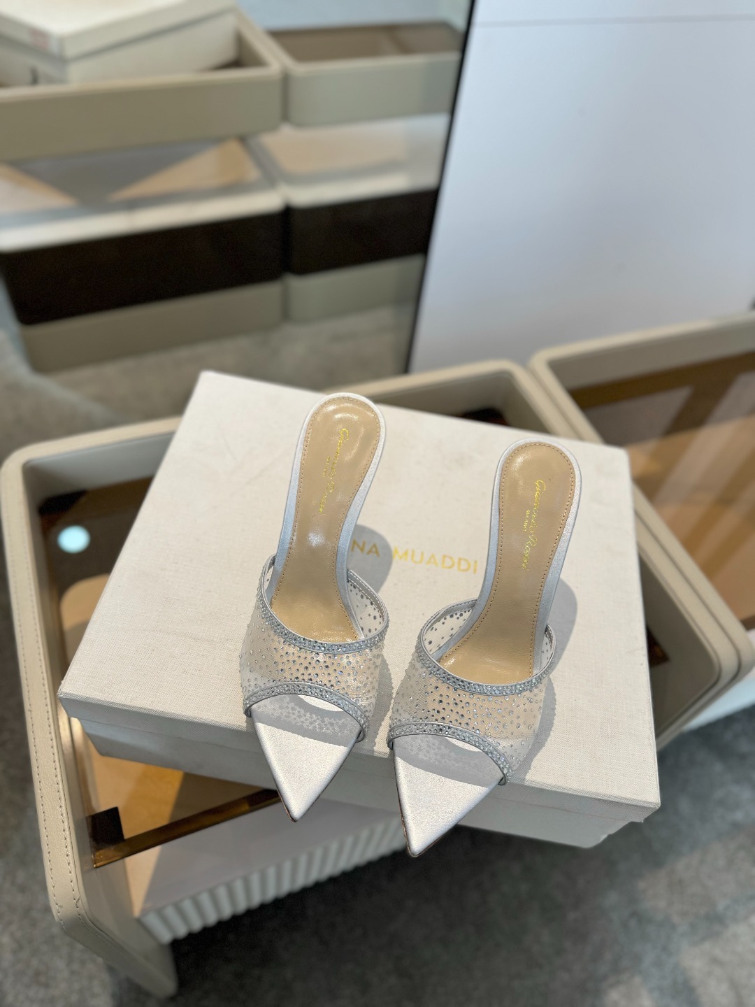Gianvito rossi
👠2025 新款拖鞋顶级版本,代购品质!👡施华洛奇水钻尖头高跟拖鞋,宛