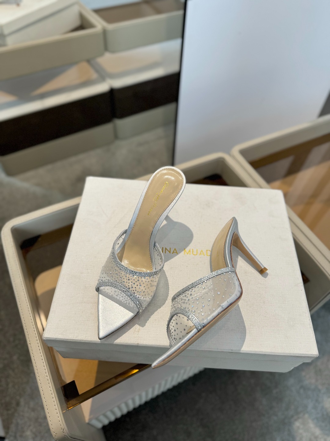 Gianvito rossi
👠2025 新款拖鞋顶级版本,代购品质!👡施华洛奇水钻尖头高跟拖鞋,宛