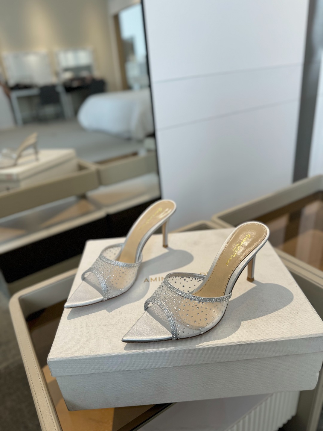 Gianvito rossi
👠2025 新款拖鞋顶级版本,代购品质!👡施华洛奇水钻尖头高跟拖鞋,宛