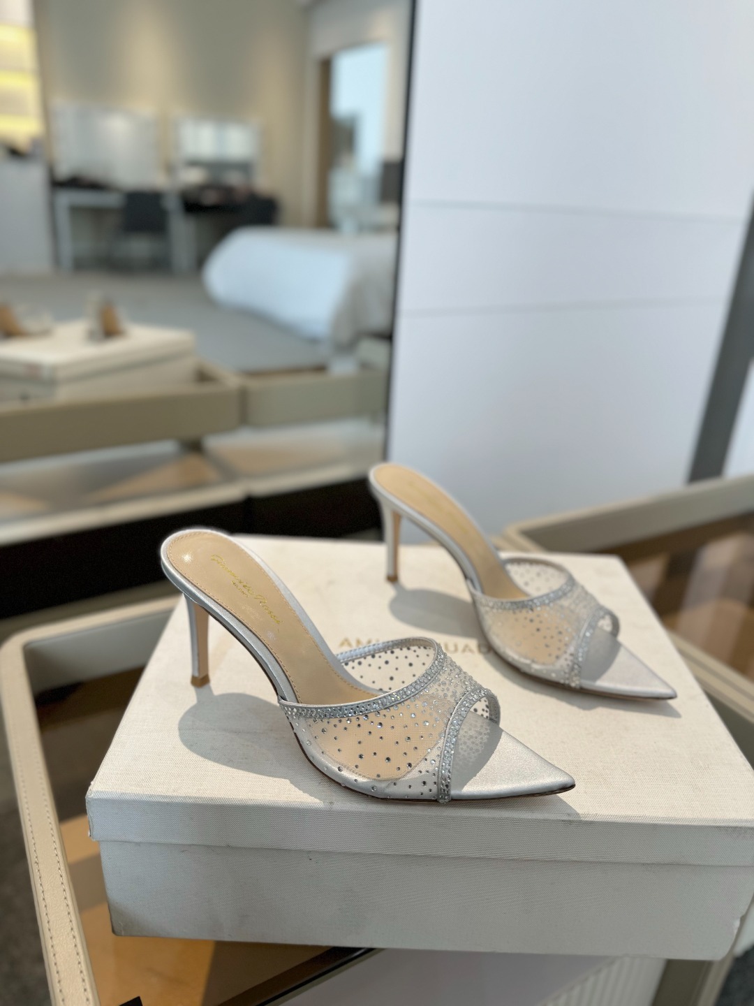 Gianvito rossi
👠2025 新款拖鞋顶级版本,代购品质!👡施华洛奇水钻尖头高跟拖鞋,宛