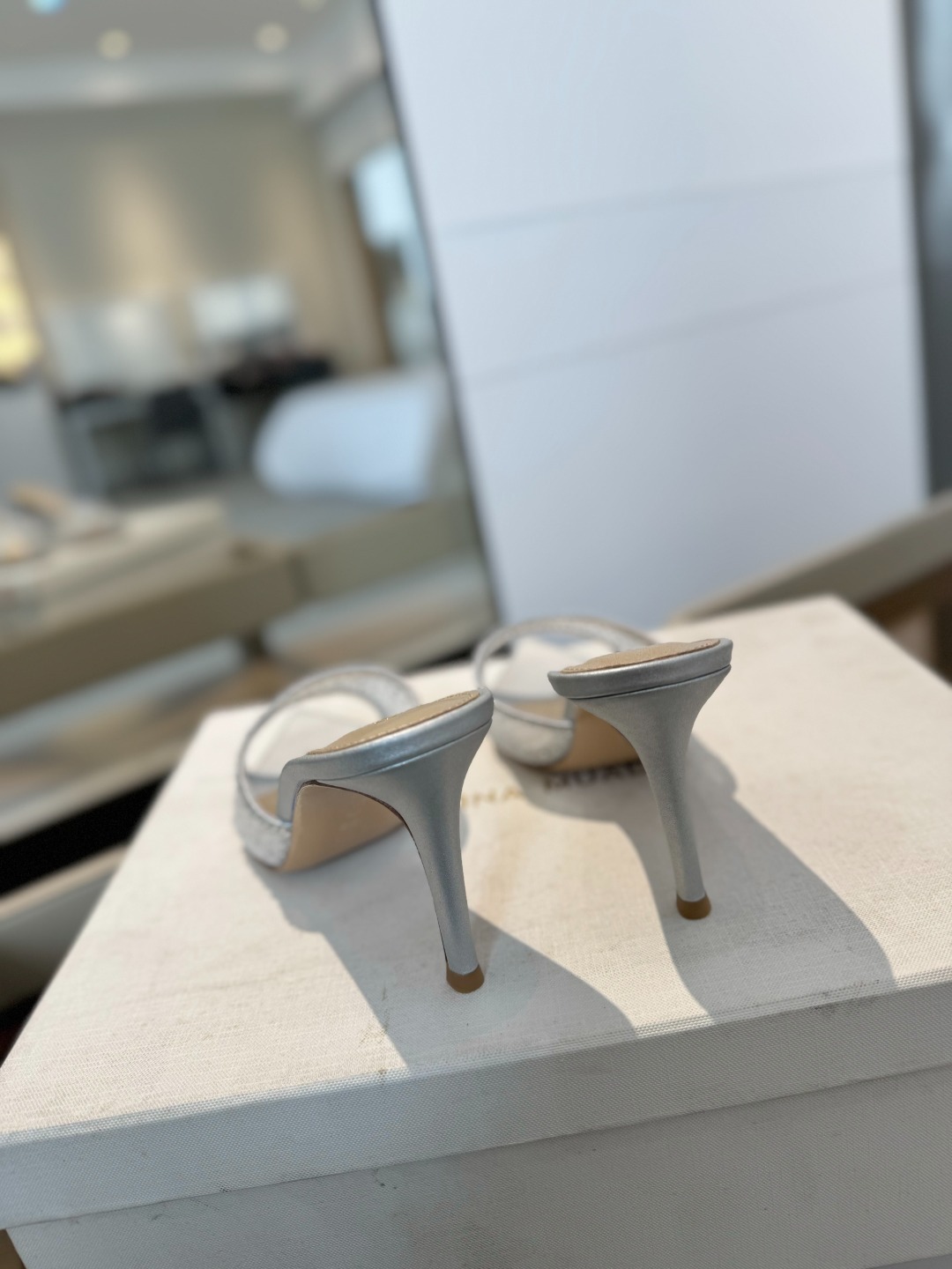 Gianvito rossi
👠2025 新款拖鞋顶级版本,代购品质!👡施华洛奇水钻尖头高跟拖鞋,宛