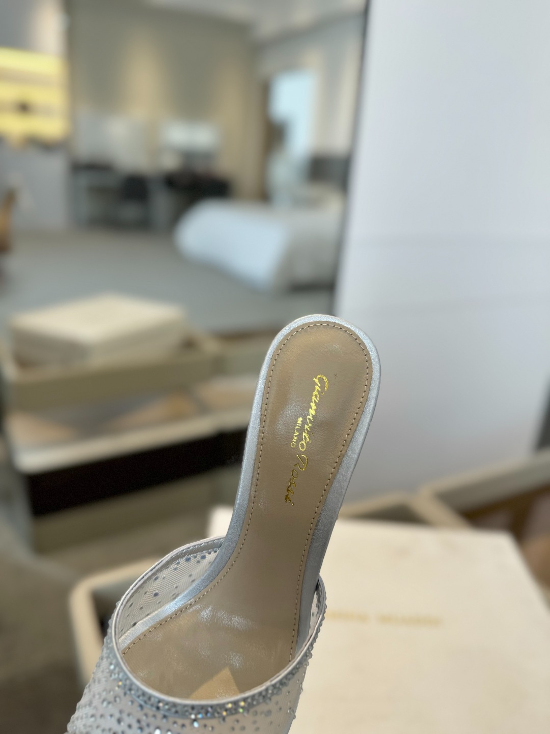 Gianvito rossi
👠2025 新款拖鞋顶级版本,代购品质!👡施华洛奇水钻尖头高跟拖鞋,宛