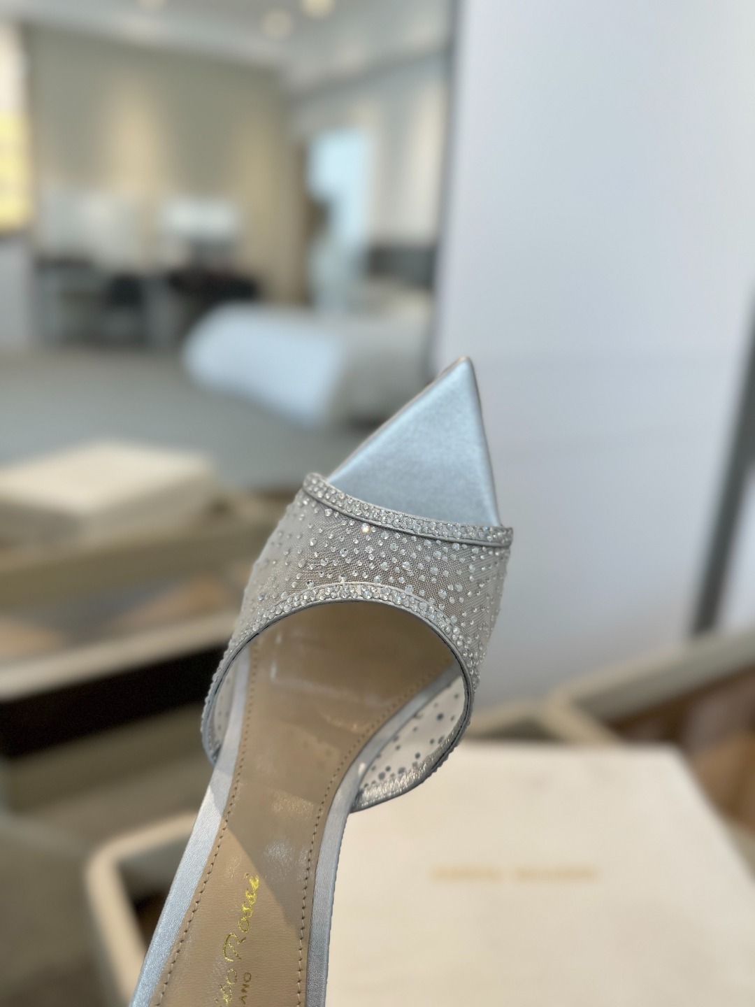 Gianvito rossi
👠2025 新款拖鞋顶级版本,代购品质!👡施华洛奇水钻尖头高跟拖鞋,宛