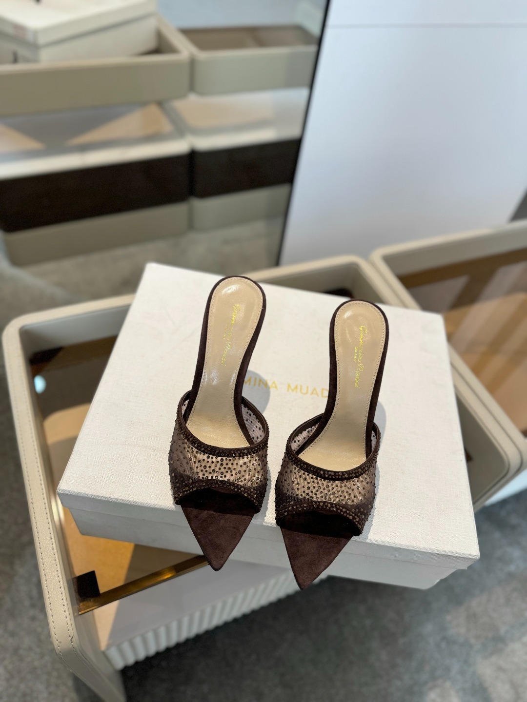 Gianvito rossi
👠2025 新款拖鞋顶级版本,代购品质!👡施华洛奇水钻尖头高跟拖鞋,宛