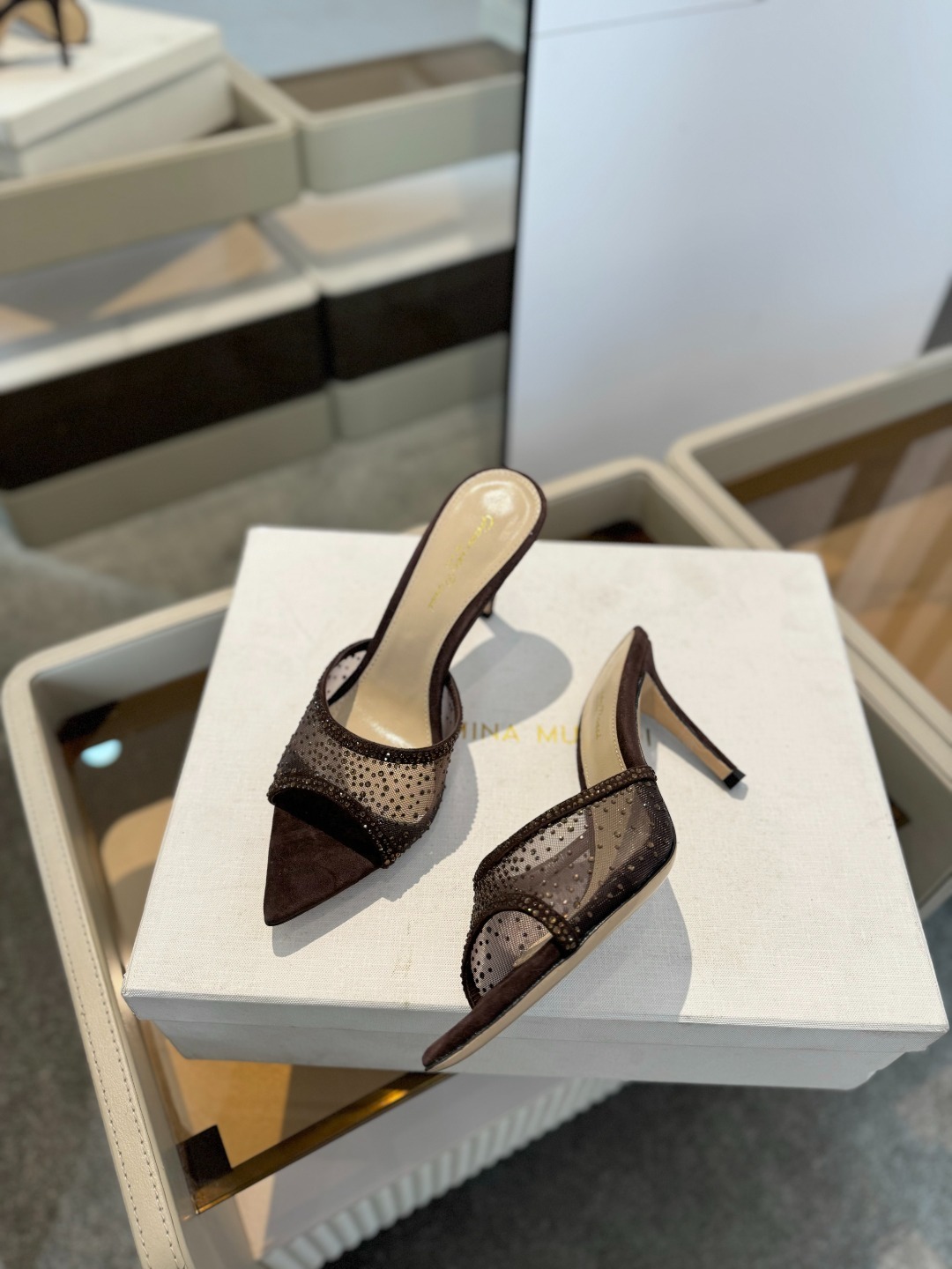 Gianvito rossi
👠2025 新款拖鞋顶级版本,代购品质!👡施华洛奇水钻尖头高跟拖鞋,宛