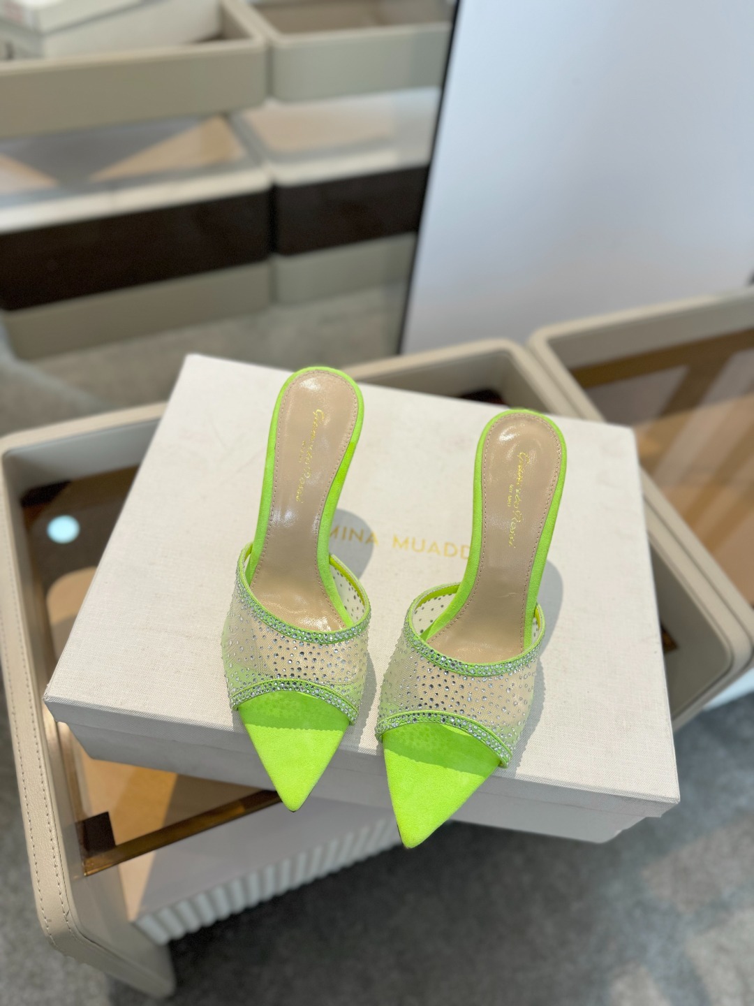 Gianvito rossi
👠2025 新款拖鞋顶级版本,代购品质!👡施华洛奇水钻尖头高跟拖鞋,宛