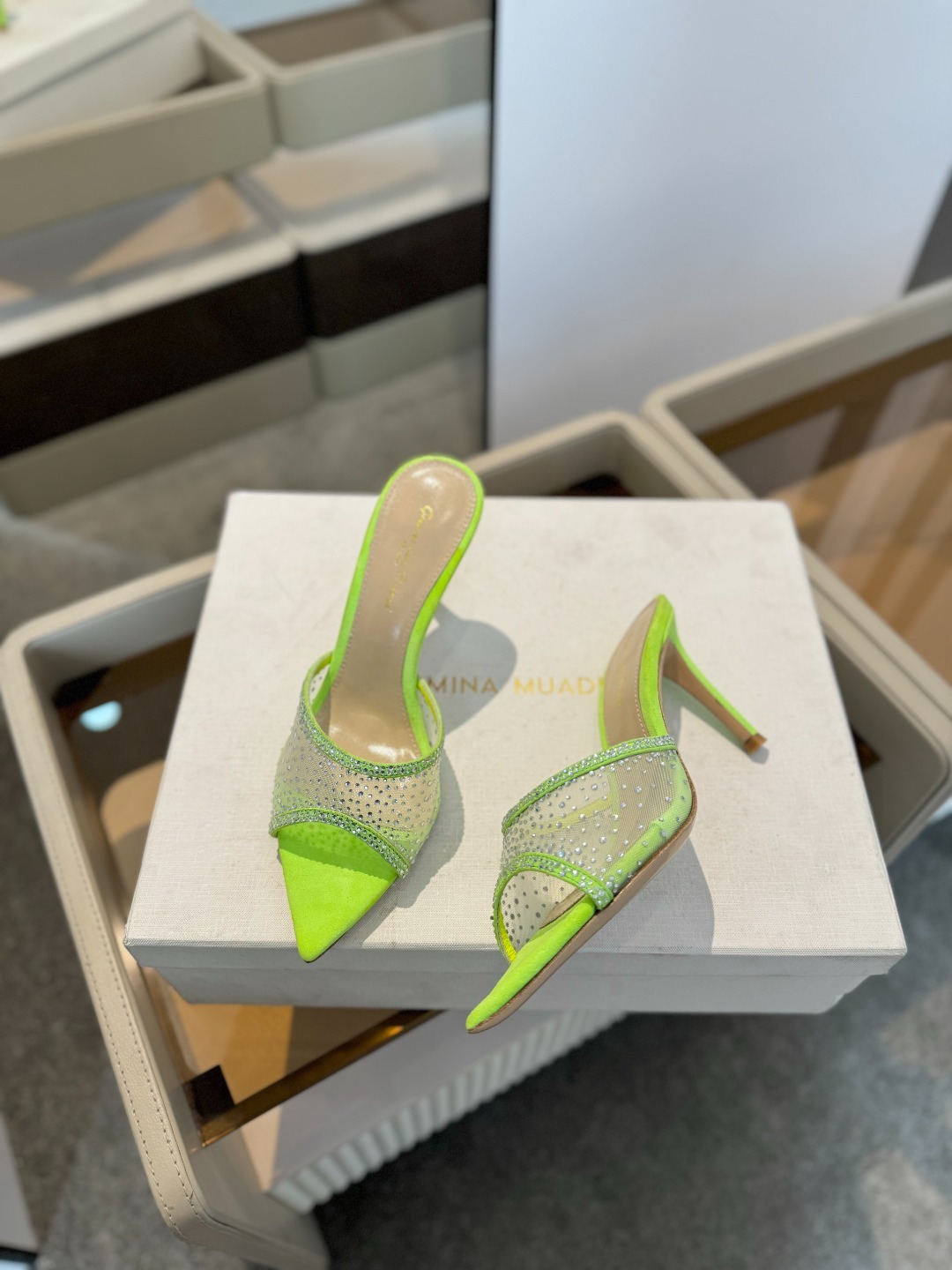 Gianvito rossi
👠2025 新款拖鞋顶级版本,代购品质!👡施华洛奇水钻尖头高跟拖鞋,宛