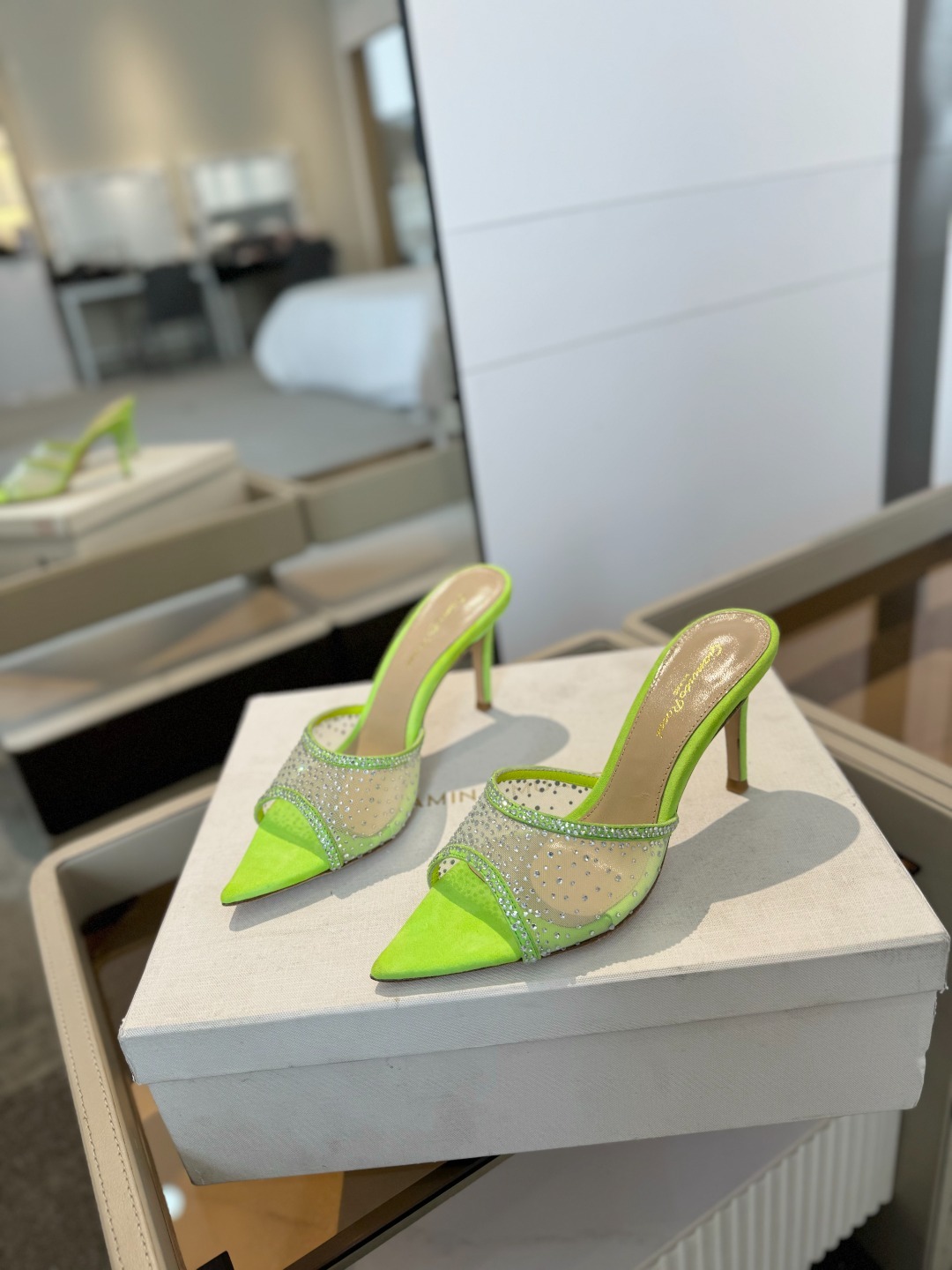 Gianvito rossi
👠2025 新款拖鞋顶级版本,代购品质!👡施华洛奇水钻尖头高跟拖鞋,宛