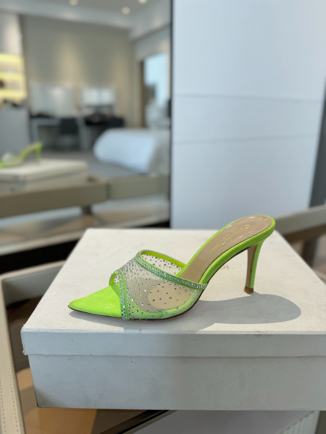 Gianvito rossi
👠2025 新款拖鞋顶级版本,代购品质!👡施华洛奇水钻尖头高跟拖鞋,宛