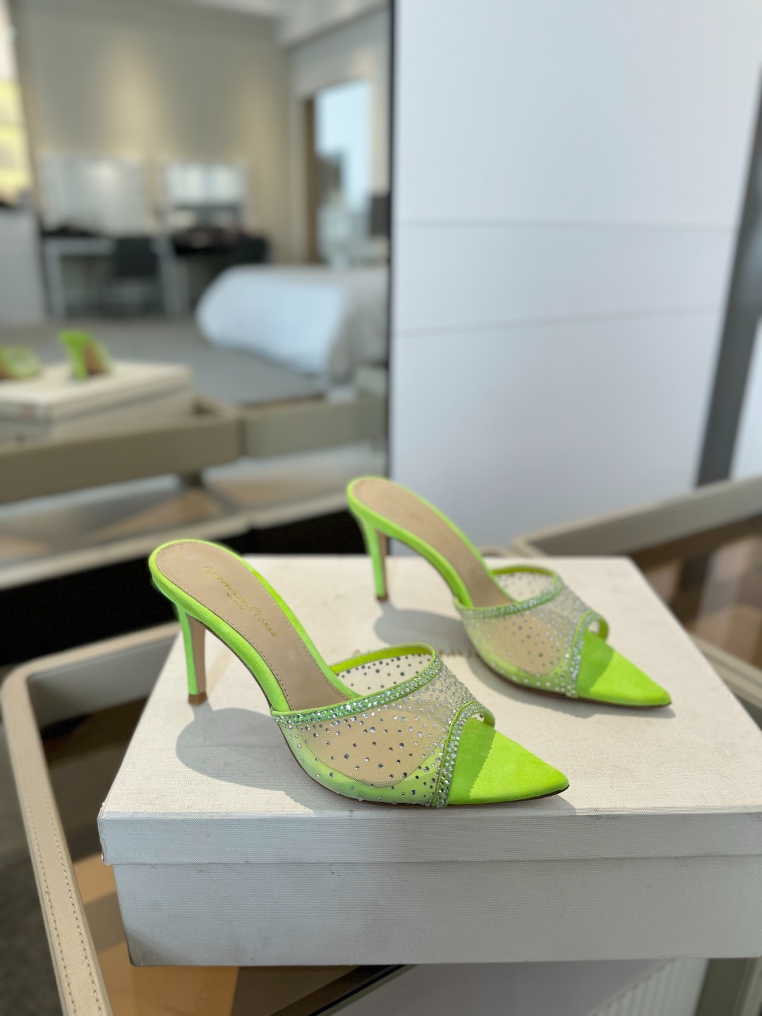 Gianvito rossi
👠2025 新款拖鞋顶级版本,代购品质!👡施华洛奇水钻尖头高跟拖鞋,宛